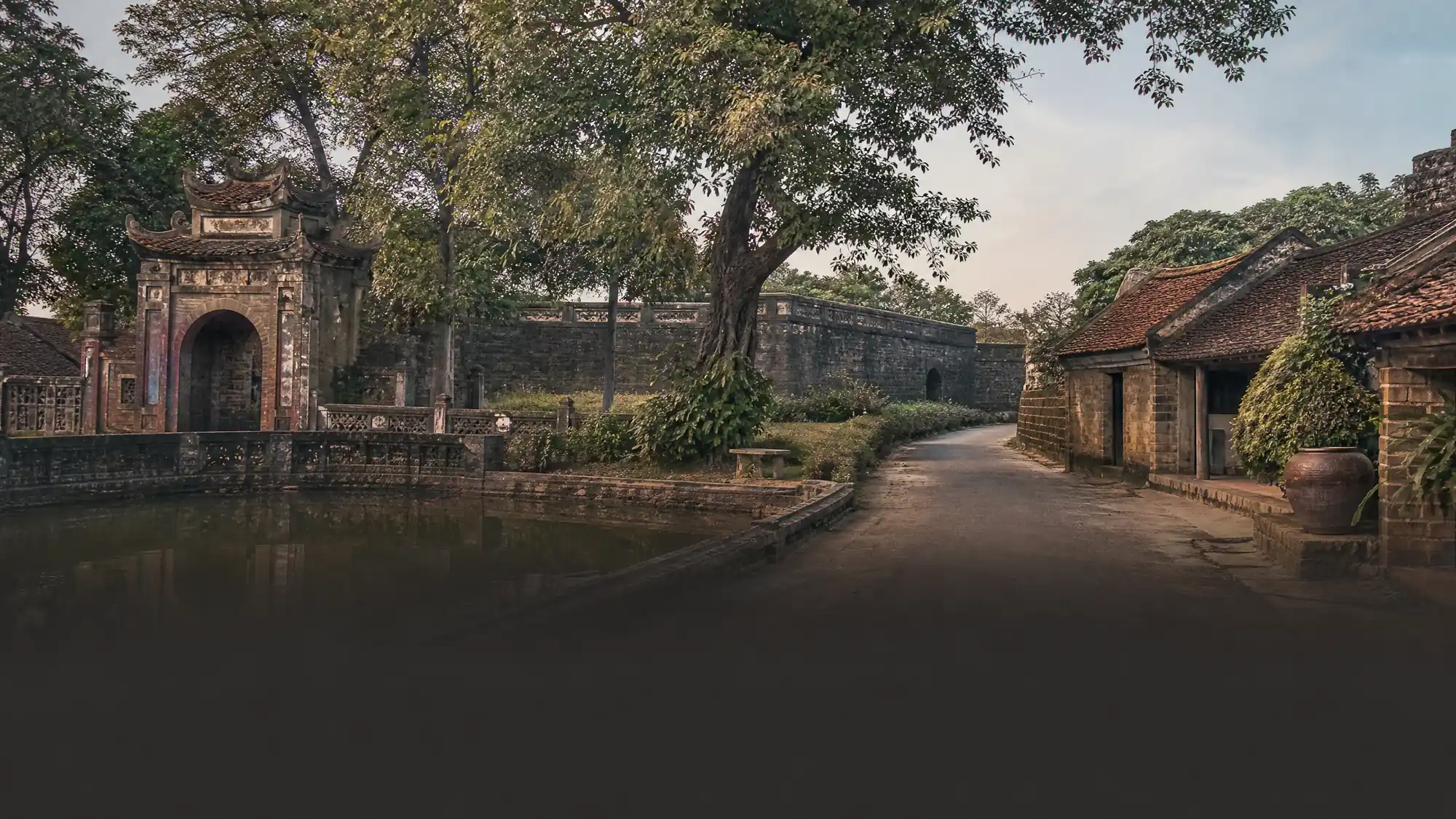 Combina el patrimonio rural y la historia militar en una excursión de un día desde Hanoi. Visita casas de laterita de 400 años y una fortaleza de estilo Vauban del siglo XIX.
